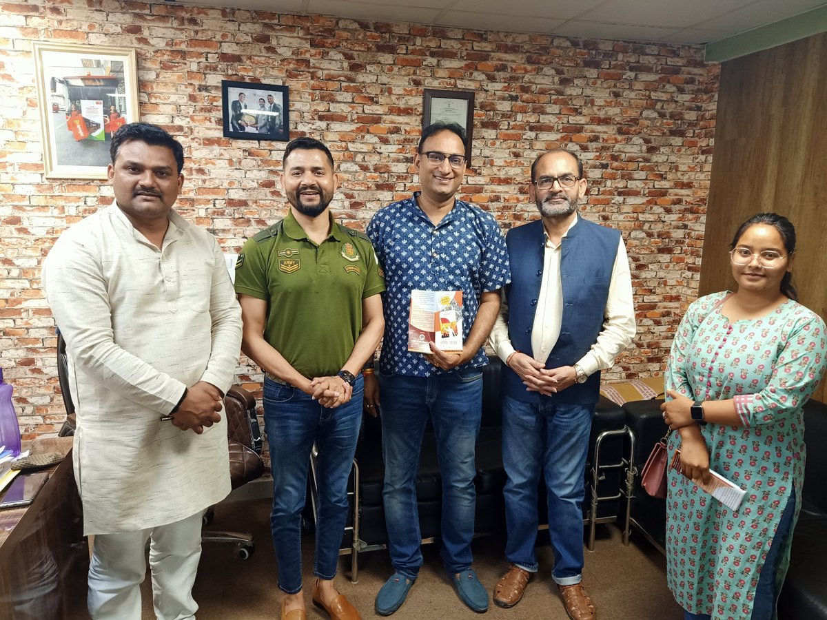 AnilNigam12's tweet photo. नोएडा महानगर @AbvpNoida के गणमान्य लोगों ने @ABVPVoice की ऐतिहासिक जीवन गाथा ध्येय यात्रा पुस्तक का अग्रिम पंजीकरण कराया। https://t.co/kbPbjLIp45