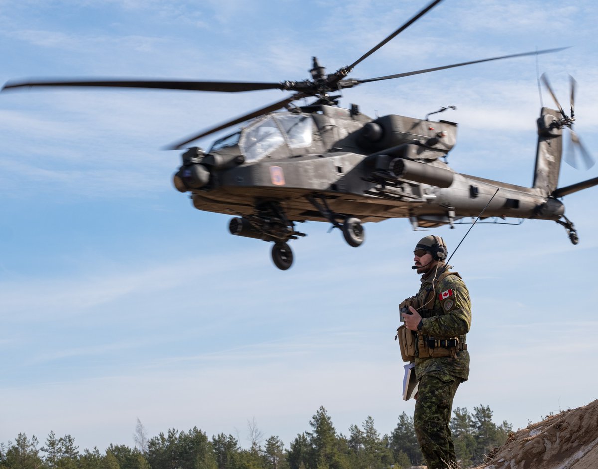 CanadianArmy's tweet photo. #PhotoOfTheWeek - Capt M.A Pageau looks on as an AH-64 Apache comes in for close air support during Exercise CRYSTAL ARROW.
📸Maj Dereck Pigeon https://t.co/L9wzw895OX