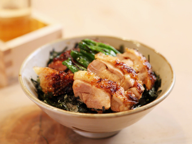 dressing_mag's tweet photo. ＼〆の「きじ丼」まで！／
『鳥よし』で16年間、修業を積んだ実力派店主のお店🧐
https://t.co/cyyIaJz6W0
ぐっと我慢して腹八分目でストップがおすすめ！〆に常連が必ず食べるという、「きじ焼き丼」は必ず食べていただきたい…！厚めにスライスしたもも肉1枚の丼は焼鳥とは別趣のおいしさです😋 https://t.co/CaRXeqJnJk