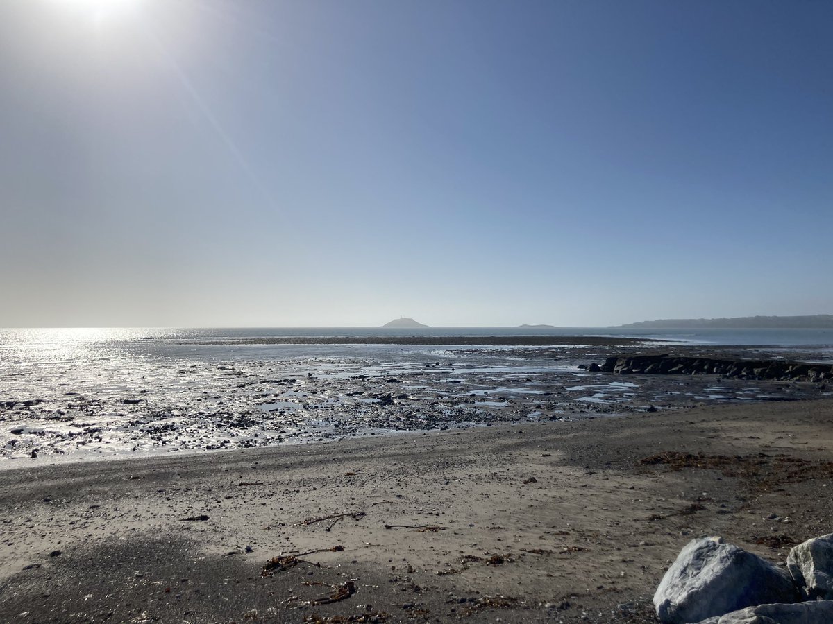 pauldcotter's tweet photo. Sun shining over Garryvoe beach this morning #patricksweekend https://t.co/cRMmynwdKN