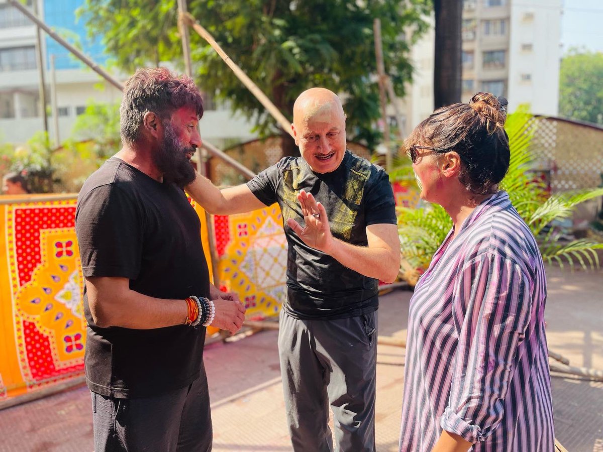 Happy Holi from #Pallavi #Vivek and #Anupam! Jai Ho!! 😍🌈😍 #TheKashmirFiles #PallaviJoshi @vivekagnihotri