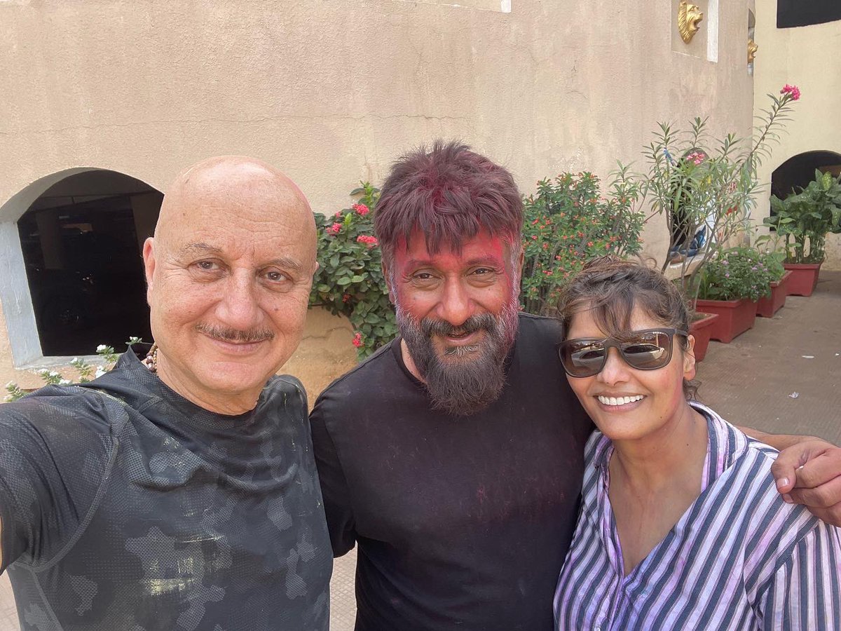 AnupamPKher's tweet image. Happy Holi from #Pallavi #Vivek and #Anupam! Jai Ho!! 😍🌈😍 #TheKashmirFiles #PallaviJoshi @vivekagnihotri