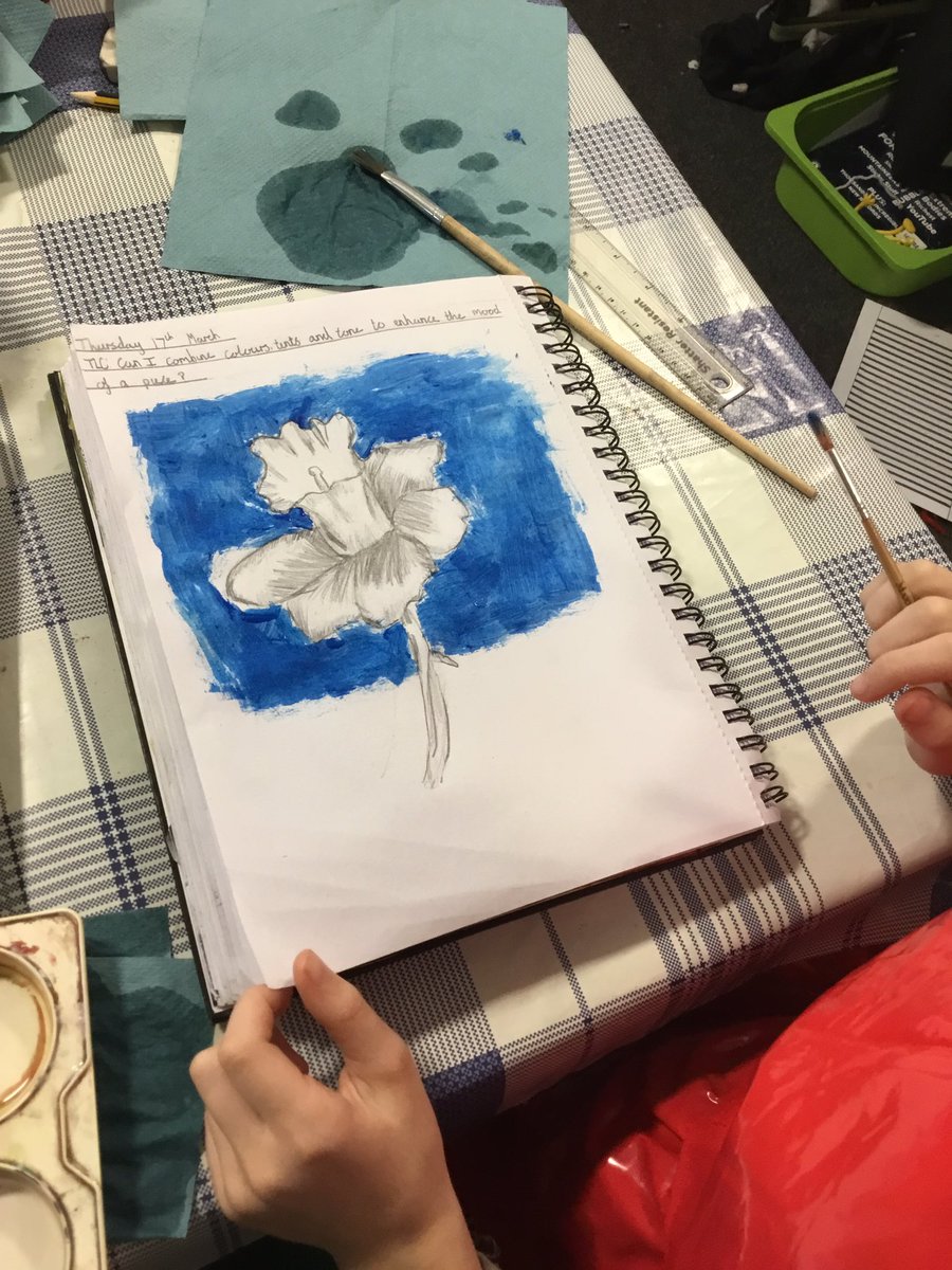 TGPS_NorthLincs's tweet photo. Year 5 have combined colours, tints and tones to create the right mood for their flower. #TGPSArt #TGPSYear5 @ScienceWeekUK https://t.co/B7HyPrxTO5