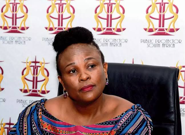 MsezaneSifiso's tweet photo. Wenzeni uBusisiwe? #HandsOffThePublicProtector #IStandwithMkhwebane https://t.co/zmAcgTCvuC