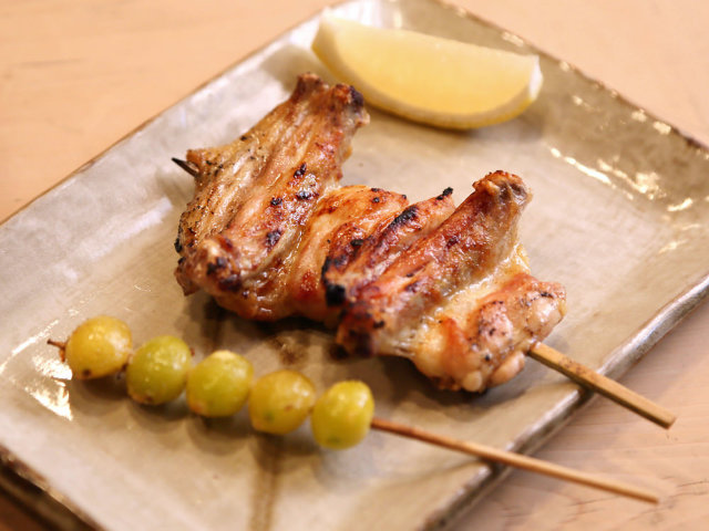 dressing_mag's tweet photo. ＼〆の「きじ丼」まで！／
『鳥よし』で16年間、修業を積んだ実力派店主のお店🧐
https://t.co/cyyIaJz6W0
ぐっと我慢して腹八分目でストップがおすすめ！〆に常連が必ず食べるという、「きじ焼き丼」は必ず食べていただきたい…！厚めにスライスしたもも肉1枚の丼は焼鳥とは別趣のおいしさです😋 https://t.co/CaRXeqJnJk