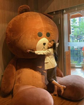 I found an oversized bear in a German restaurant, I really want to take it home and keep it at home😍