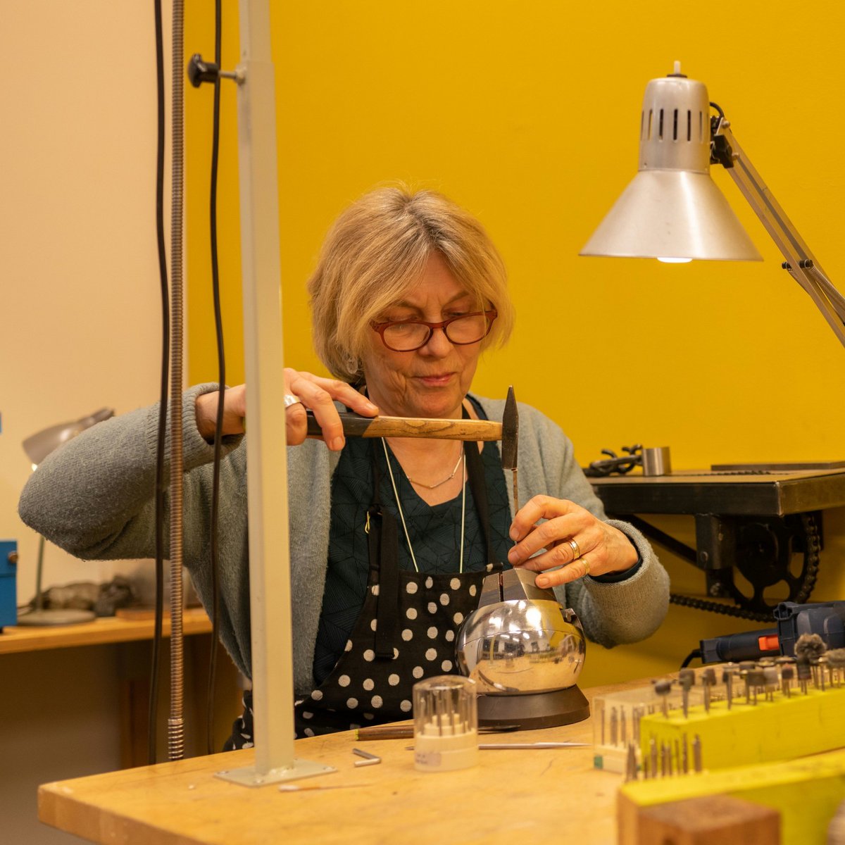 Een duurzame goudsmid? Jazeker, ook op Strijp-S!
Na 10 jaar was het voor Yska Sieraden tijd voor een nieuwe locatie op Strijp-S. Sinds kort is haar atelier te vinden op de vijfde verdieping in de Apparatenfabriek. lees hier meer buff.ly/3wicqdu