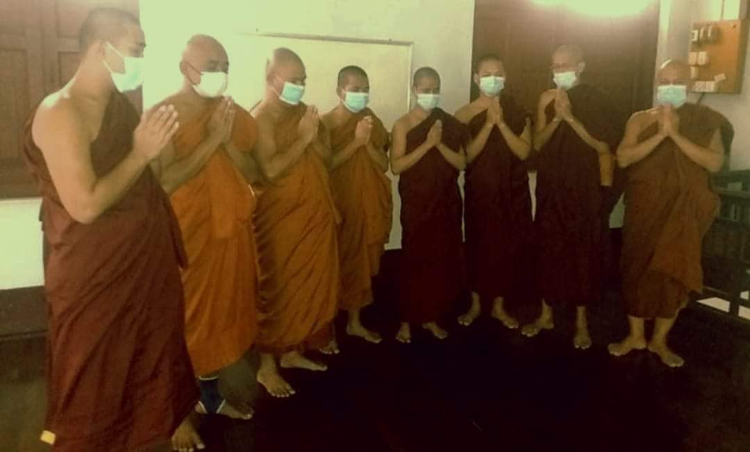 #Mandalay's monks recited paritta suttas for the peace of #Myanmar, for the success of the uprising &amp; for civilians to be free from miseries under outrageous SAC. 

#WarCrimesOfJunta
#2022Mar18Coup
#WhatsHappeningInMyanmar