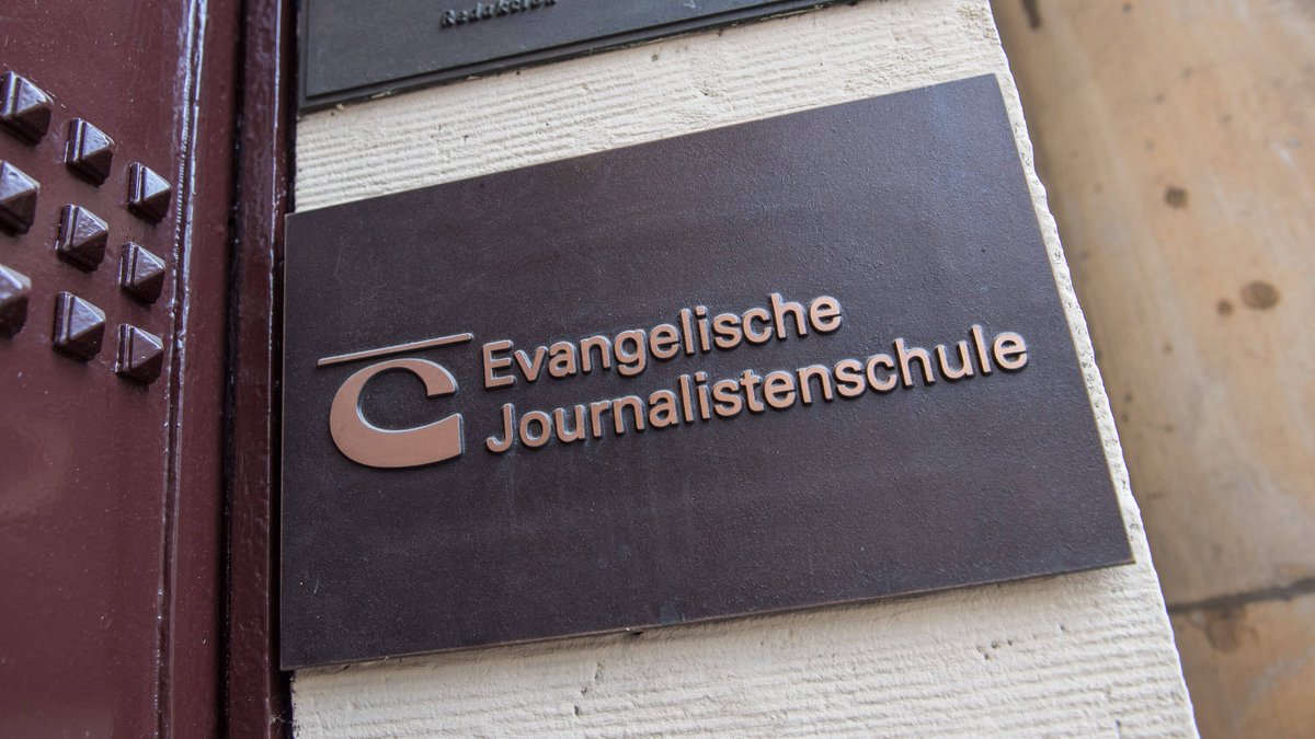 Tagesspiegel Checkpoint (@tspcheckpoint) on Twitter photo Statt weiter in die Geisteswissenschaft steckt die Evangelische Kirche ihr Geld zukünftig lieber in ein Gotteshaus. Doch könnte es für die Evangelische Journalistenschule <a href="/ejs_berlin/">Evangelische Journalistenschule</a> auch ohne Kirche weitergehen? Und für was könnte das "E" dann stehen?
checkpoint.tagesspiegel.de/langmeldung/4Y… Statt weiter in die Geisteswissenschaft steckt die Evangelische Kirche ihr Geld zukünftig lieber in ein Gotteshaus. Doch könnte es für die Evangelische Journalistenschule <a href="/ejs_berlin/">Evangelische Journalistenschule</a> auch ohne Kirche weitergehen? Und für was könnte das "E" dann stehen?
checkpoint.tagesspiegel.de/langmeldung/4Y…