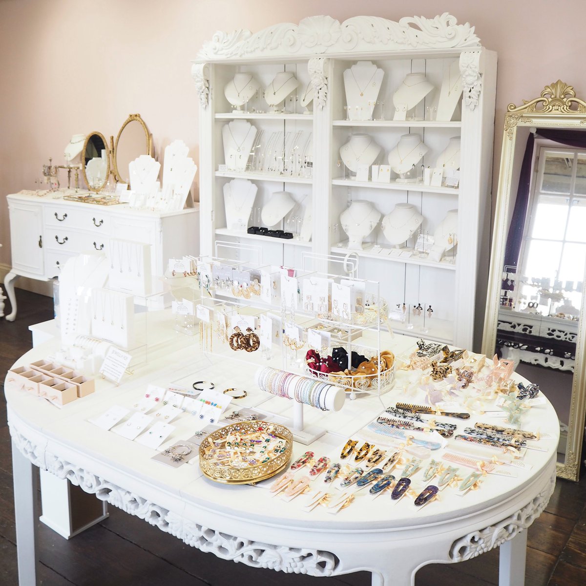 🌸Just over a week to go until Mother’s Day! Pop in to see us @thepiecehall and find the perfect gift 🌸