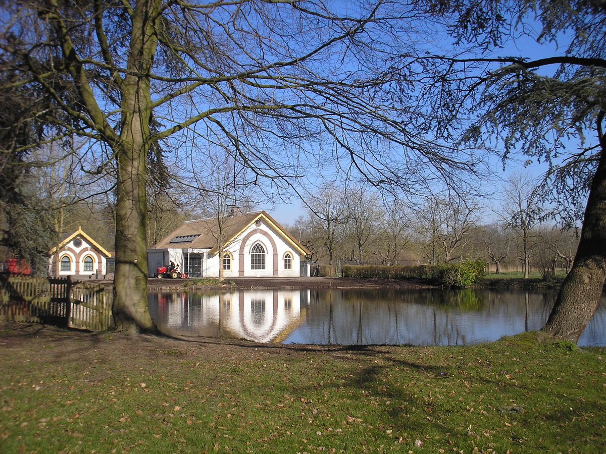 11 maart werd de gerestaureerde Hofstede Batestein opgeleverd. Nu nog een kabel van Stedin en inrichting door de exploitanten van het Parkcafé Bredius. Vrijwilligers van Landgoed Bredius plantten meer dan 1.000 planten en struiken rond het terras. landgoedbredius.nl/nieuws/restaur…