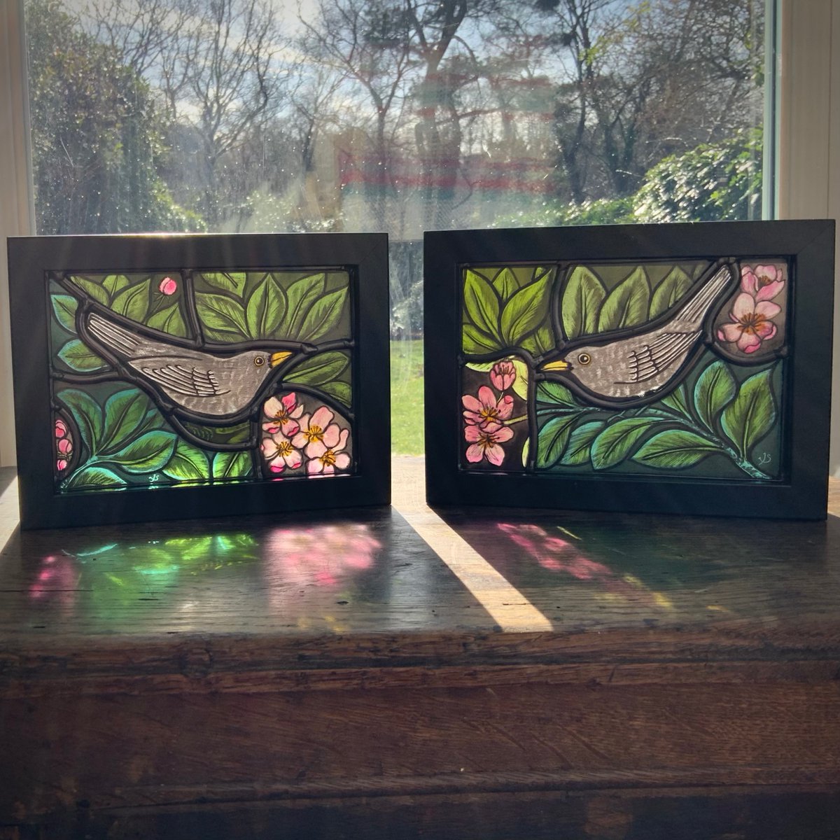 A pair of spring blackbirds in the sun.  One of the reasons I fell in love with stained glass is because of the reflected light which adds a magical extra dimension

#stainedglass #stainedglassart #blackbird #gardenart