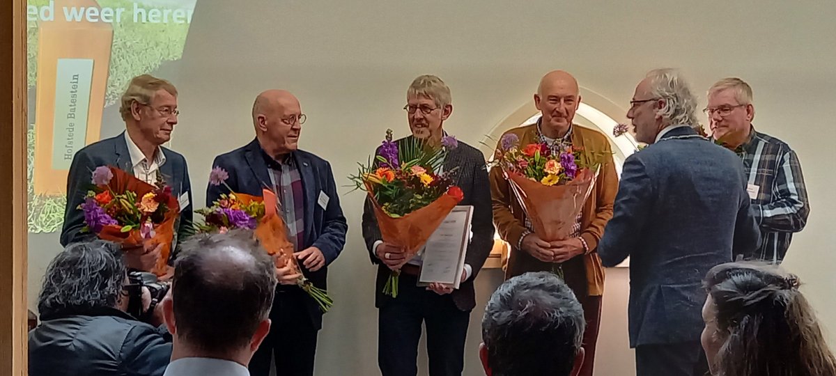 landgoedbredius's tweet photo. 11 maart werd de gerestaureerde Hofstede Batestein opgeleverd. Nu nog een kabel van Stedin en inrichting door de exploitanten van het Parkcafé Bredius. Vrijwilligers van Landgoed Bredius plantten meer dan 1.000 planten en struiken rond het terras. https://t.co/FBFRFNaC6b https://t.co/CaTQMZsvTJ