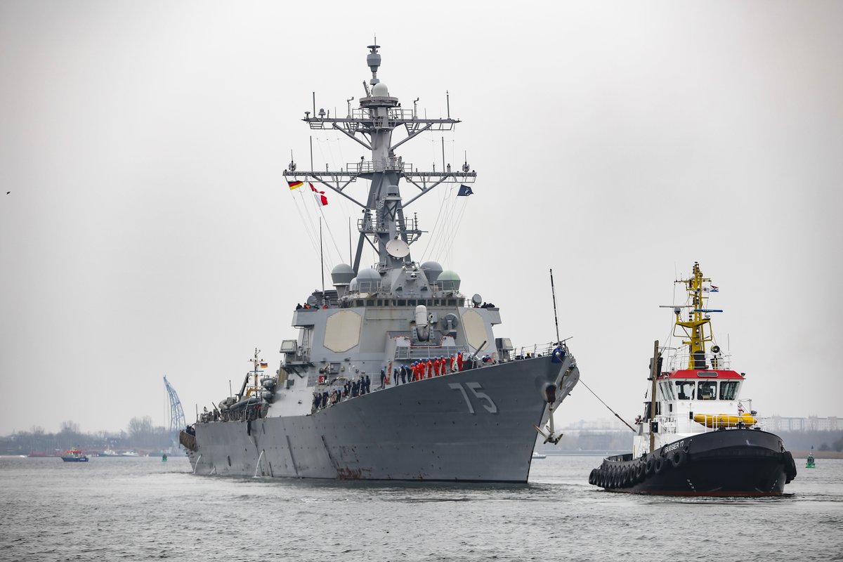 deutschemarine's tweet photo. Die USS #DonaldCook der @USNavy machte gestern für einen Zwischenstopp in #Rostock fest.

Empfangen mit Unterstützung der #Bundeswehr wird der Amerikanische #Zerstörer während seines Aufenthalt mit Betriebsstoffen, Wasser und Verpflegung nachversorgt.

#WeAreNATO https://t.co/TE8I2pRv47