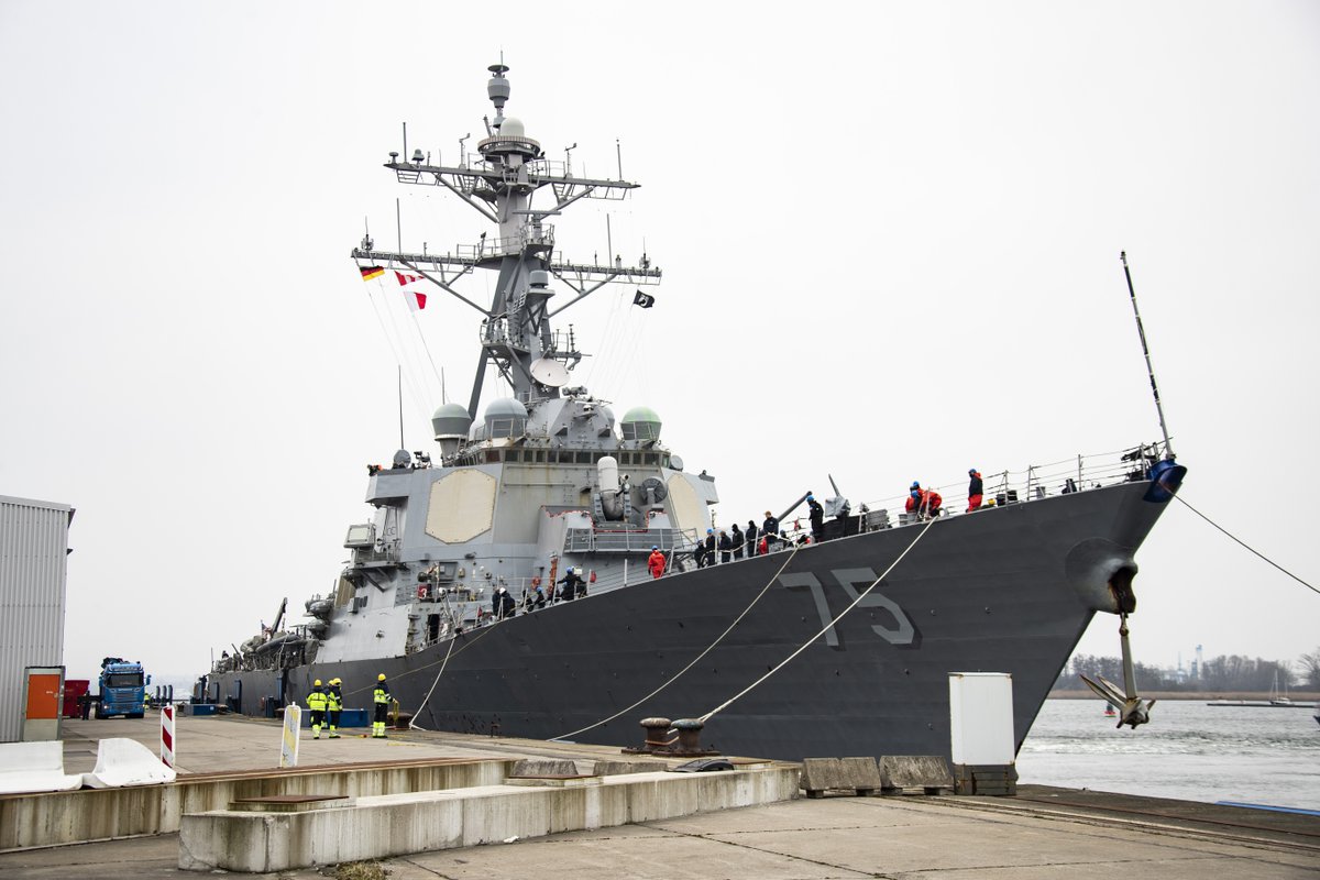 deutschemarine's tweet photo. Die USS #DonaldCook der @USNavy machte gestern für einen Zwischenstopp in #Rostock fest.

Empfangen mit Unterstützung der #Bundeswehr wird der Amerikanische #Zerstörer während seines Aufenthalt mit Betriebsstoffen, Wasser und Verpflegung nachversorgt.

#WeAreNATO https://t.co/TE8I2pRv47