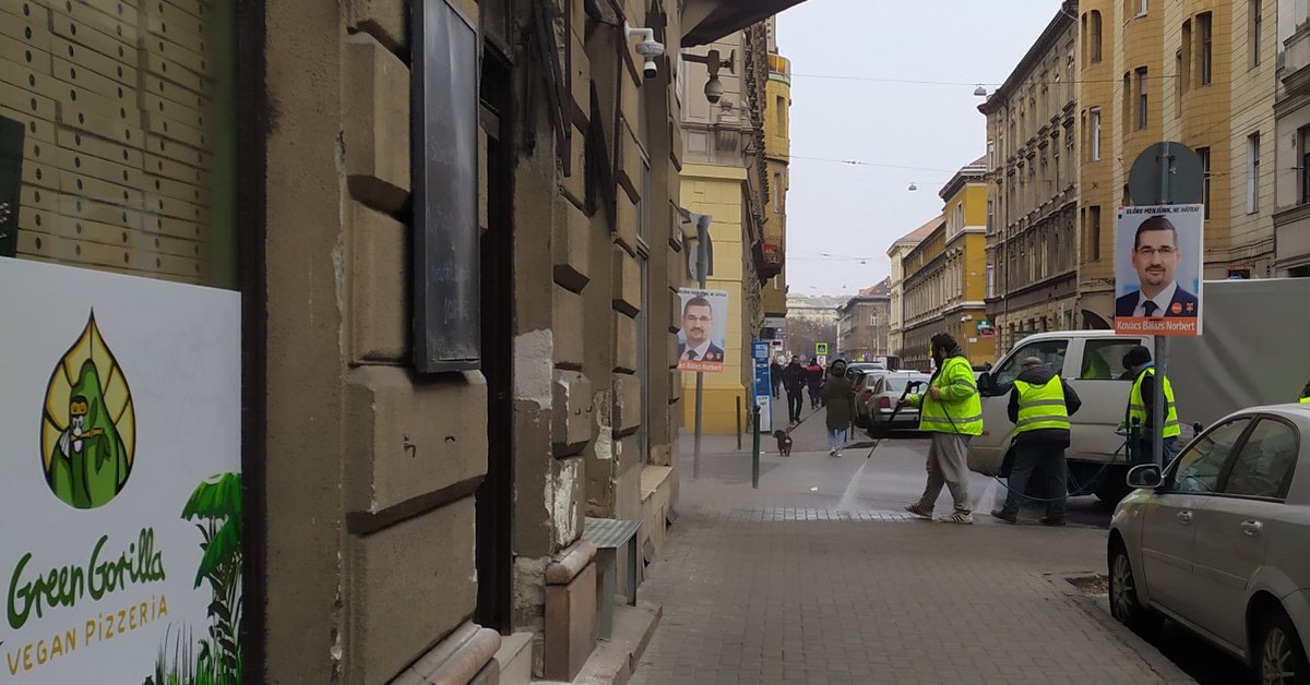 rcalcina's tweet photo. Mettiamo che io abbia un'insana ammirazione per i pulitori di marciapiedi e d'accordo che il consumo d'acqua non è sostenibile. Ma è perché qui si lavano i marciapiedi e nella città sarda solo le strade in cui passano i veicoli? https://t.co/7YEGibs1u0