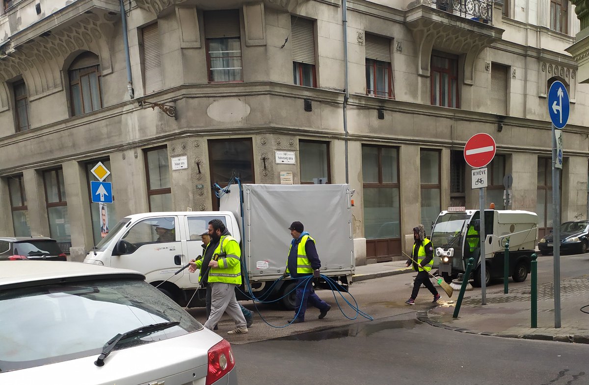 rcalcina's tweet photo. Mettiamo che io abbia un'insana ammirazione per i pulitori di marciapiedi e d'accordo che il consumo d'acqua non è sostenibile. Ma è perché qui si lavano i marciapiedi e nella città sarda solo le strade in cui passano i veicoli? https://t.co/7YEGibs1u0
