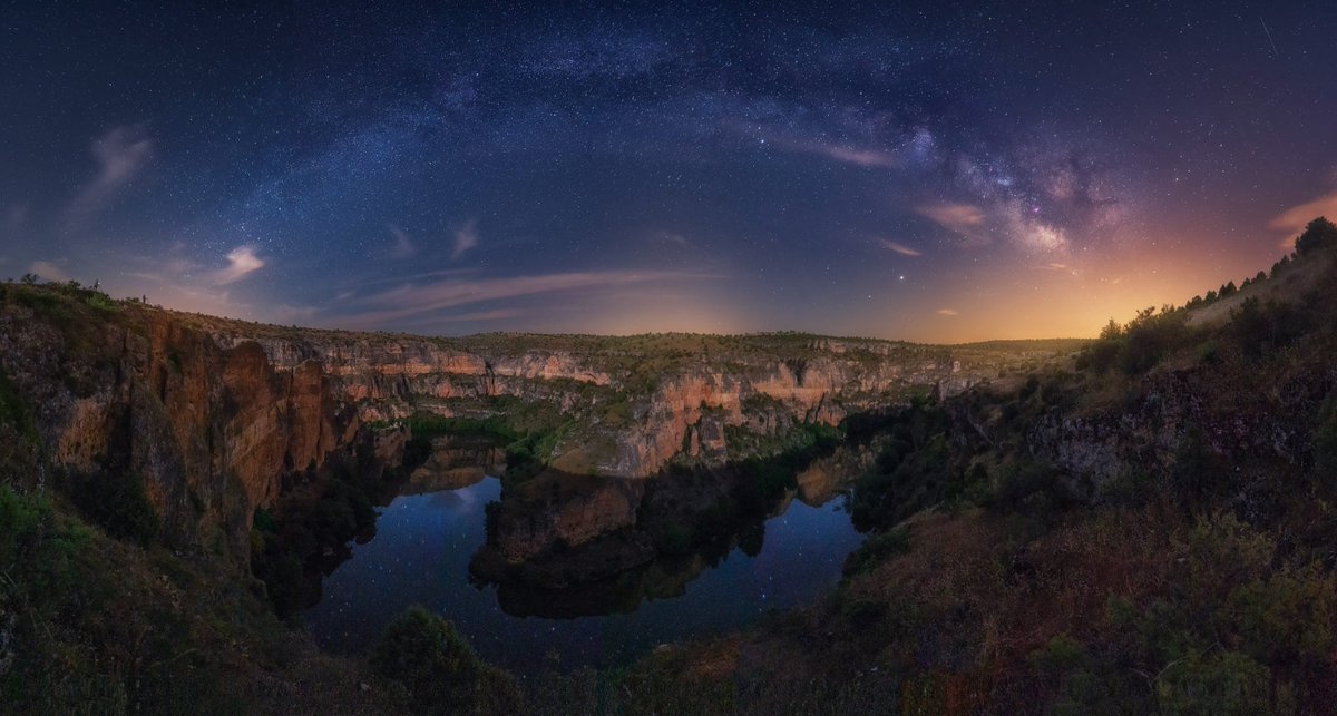 yksirinkan's tweet photo. Julio Castro Pardo, astro fotoğraflar çekmeyi seven bir sanatçı. Çektiği fotoğraflar genellikle panoramik boyutta. Sanatçı bu seçimi gökyüzünün genişliğini daha iyi betimlemek için tercih ettiğini söylüyor. https://t.co/RPStiv42mC