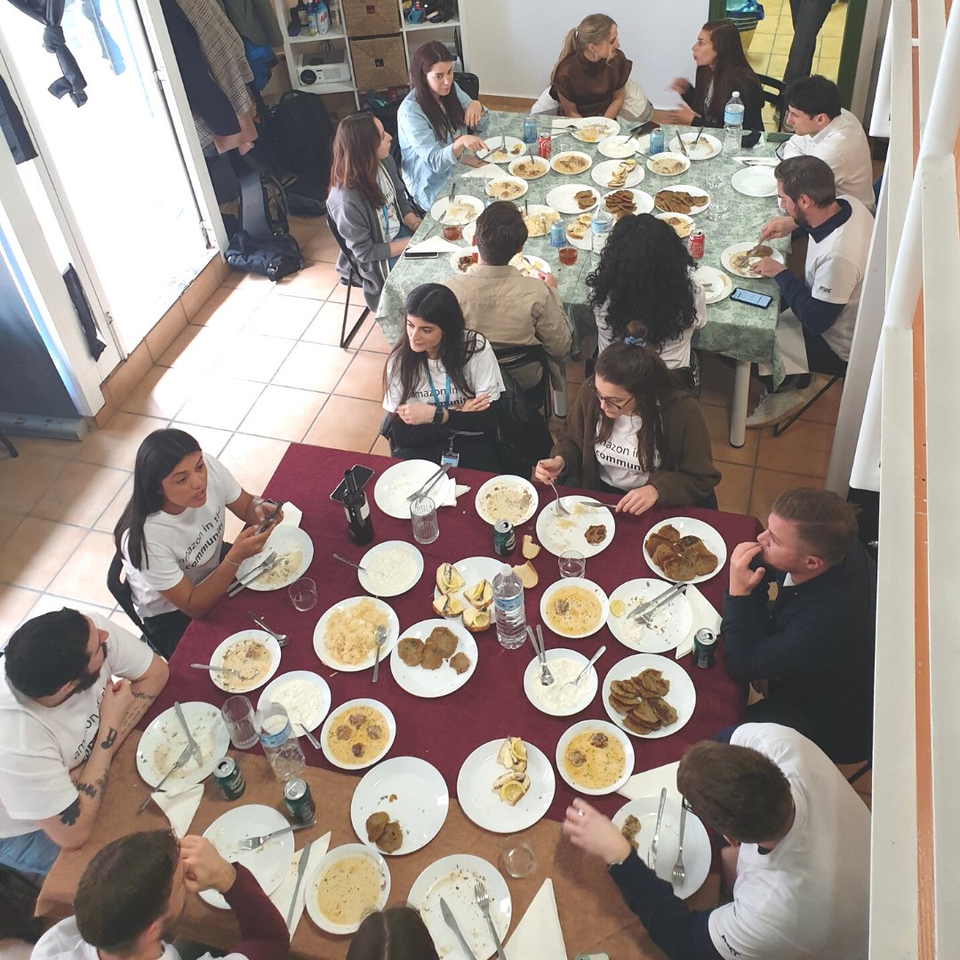 Madrid4Refugees's tweet photo. This week we teamed up with our @chefugeeworld family and amazing 🇺🇦Ukrainian Chef Ukraine to welcome the Amazon Web Services MRC EMEA team to the @madrid4refugees office! Thanks for supporting our initiatives #WithRefugees!

#ConLosRefugiados #WithUkraine #ConUcrania https://t.co/IwRLyj00xz