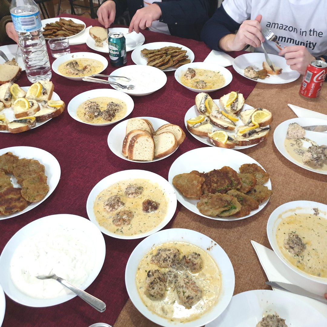 Madrid4Refugees's tweet photo. This week we teamed up with our @chefugeeworld family and amazing 🇺🇦Ukrainian Chef Ukraine to welcome the Amazon Web Services MRC EMEA team to the @madrid4refugees office! Thanks for supporting our initiatives #WithRefugees!

#ConLosRefugiados #WithUkraine #ConUcrania https://t.co/IwRLyj00xz