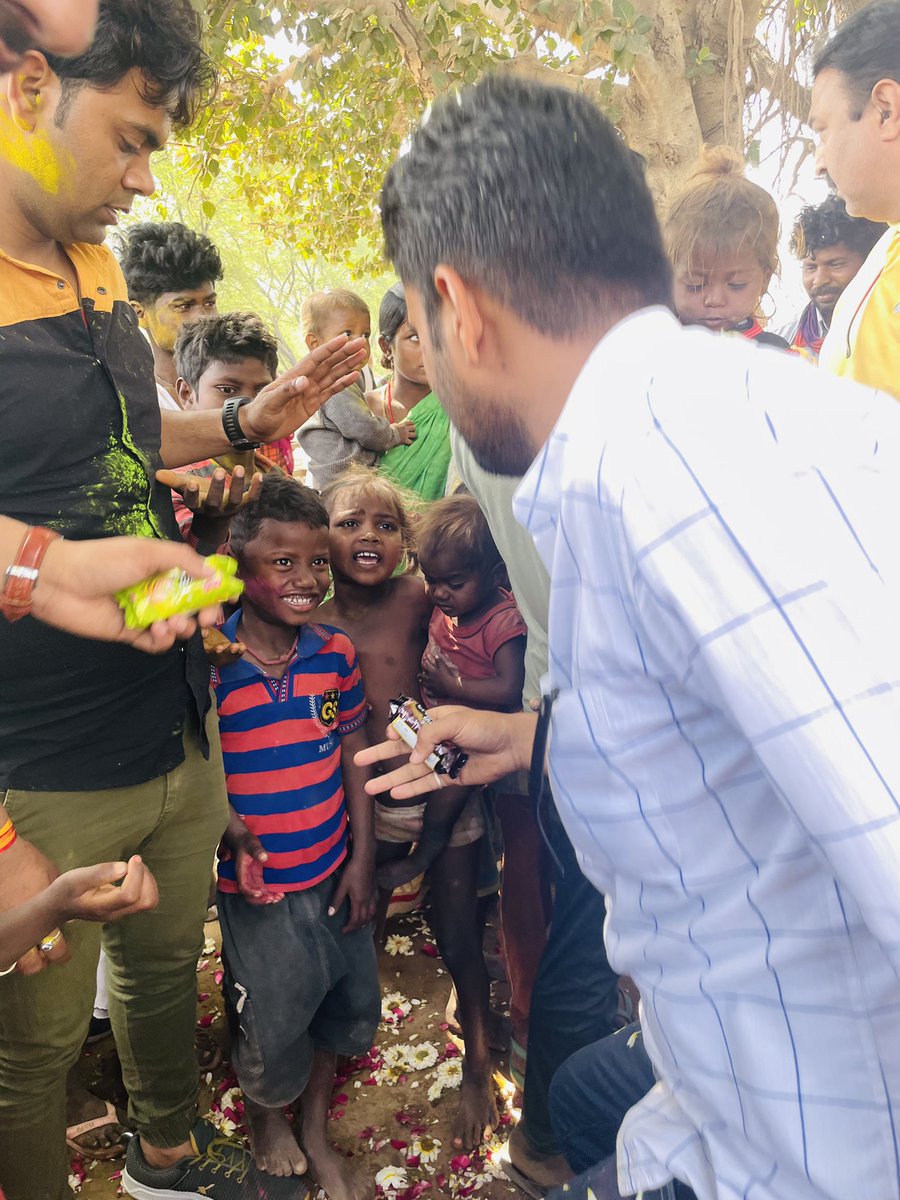 KeshavRaaghav's tweet photo. किसी की ख़ुशी ‘रंग’ में
किसी की ख़ुशी ‘संग’ में ।
#HappyHoli #happyholi  #ColorsOfHappiness #Holi2022 #nationfirst https://t.co/hcjtWwcNaK