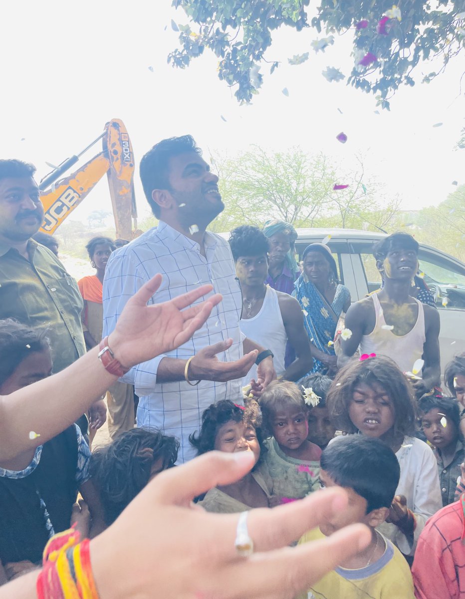 KeshavRaaghav's tweet photo. किसी की ख़ुशी ‘रंग’ में
किसी की ख़ुशी ‘संग’ में ।
#HappyHoli #happyholi  #ColorsOfHappiness #Holi2022 #nationfirst https://t.co/hcjtWwcNaK