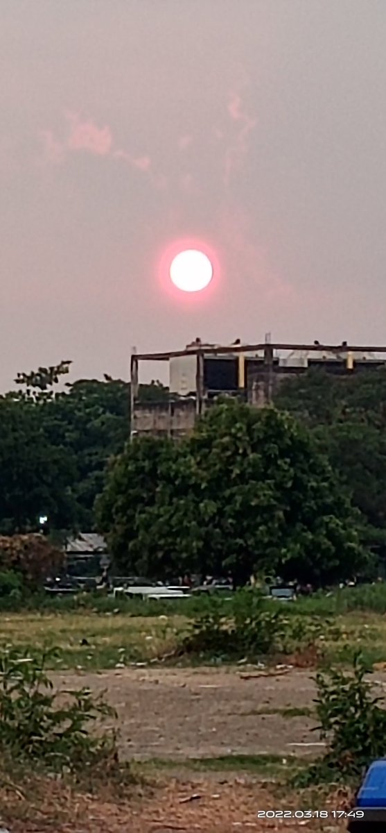 malouphil's tweet photo. Who witnessed the Red Sun during sunset. Anyone can explain why the sun turned red?
or do you think its another disastr will happen? https://t.co/DtbLHbZPE1