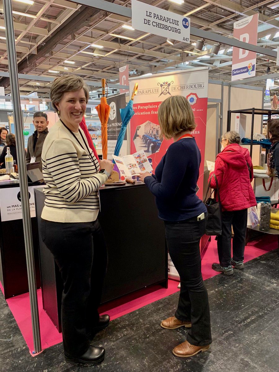 Le Salon du Tourisme est lancé ! 
Depuis hier, Karina a pris place sur le stand Entreprise et découverte pour promouvoir le musée Le Parapluie de Cherbourg. ☂️
Elle vous attend nombreux à Paris Expo Porte de Versailles jusqu’à dimanche. 

➡️ stand n°A 47
📆 Du 17 au 20 mars 2022