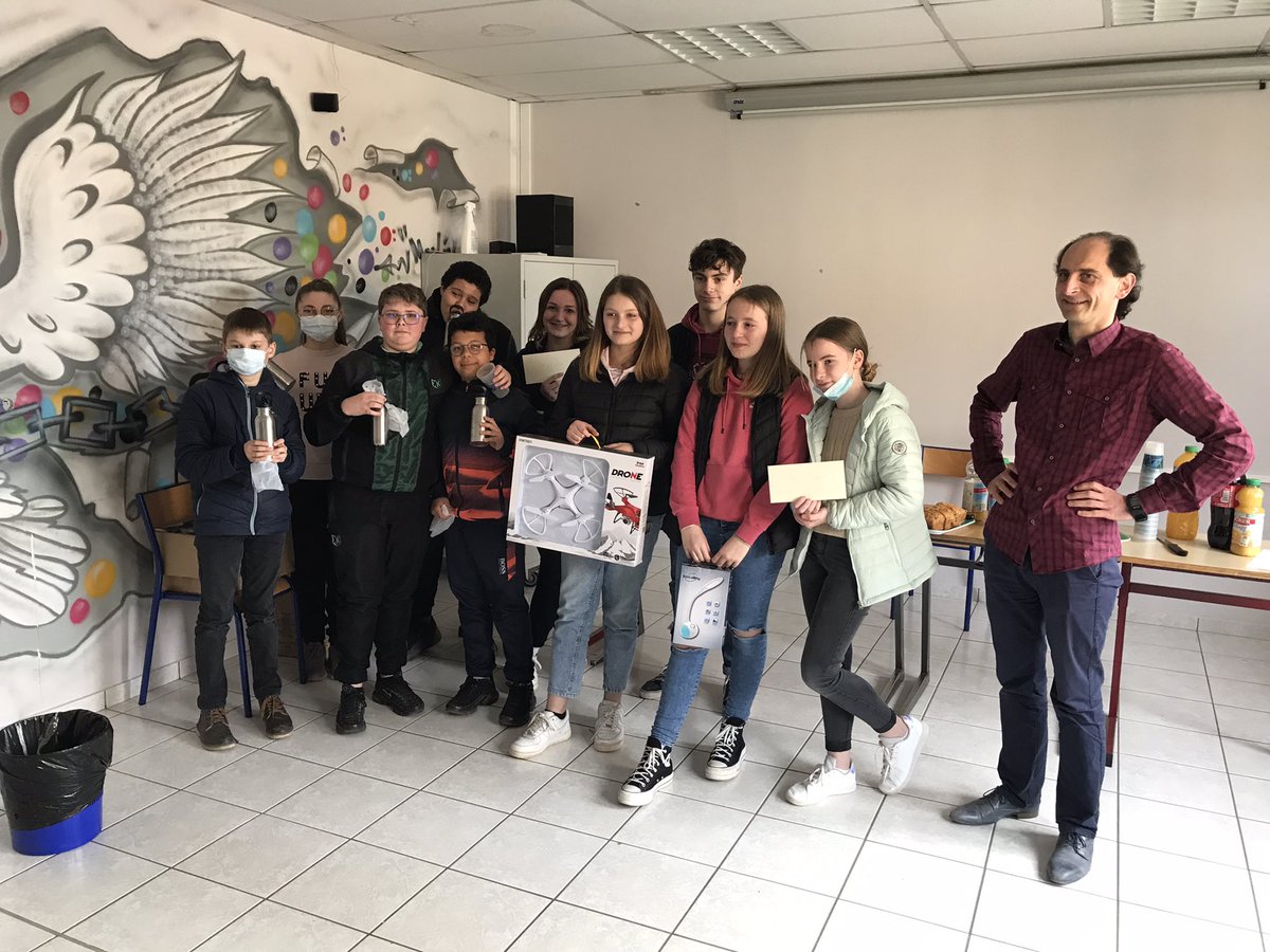 CollegeX2M's tweet photo. Remise des prix du #fse ci collège #croixdemetz . Nos félicitations ! https://t.co/vvaMa7pGWA