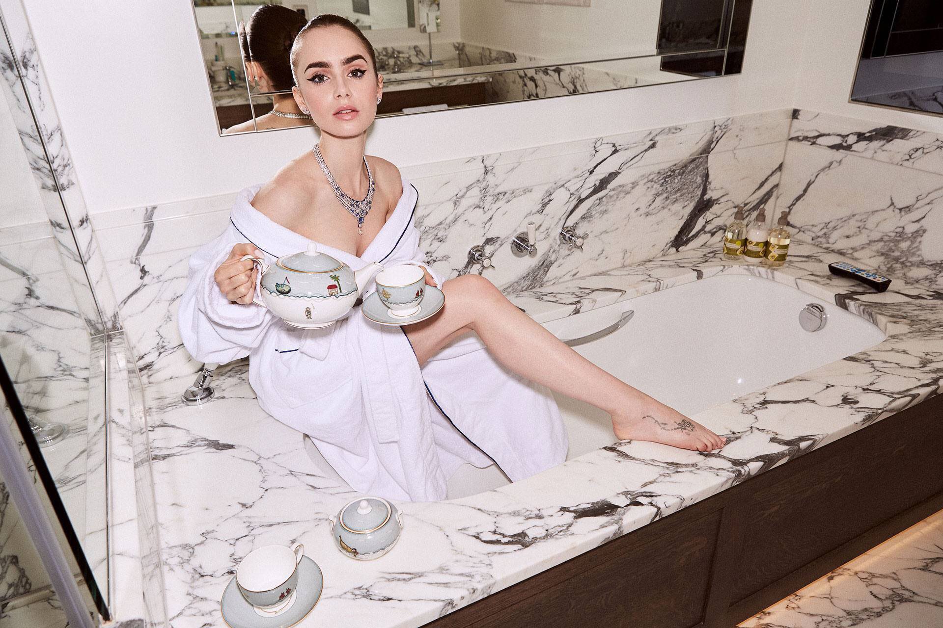 Happy birthday to my queen Lily Collins    she turns 33 today 