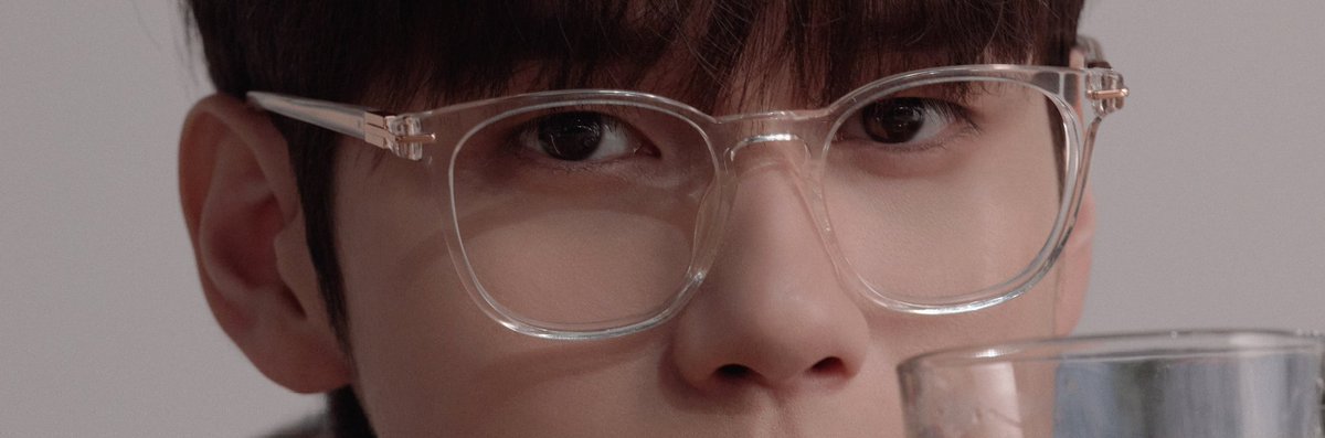 안경 너무 예뿌다ㅜㅜ 갖고파 어디 파는거냐ㅜㅠㅠ