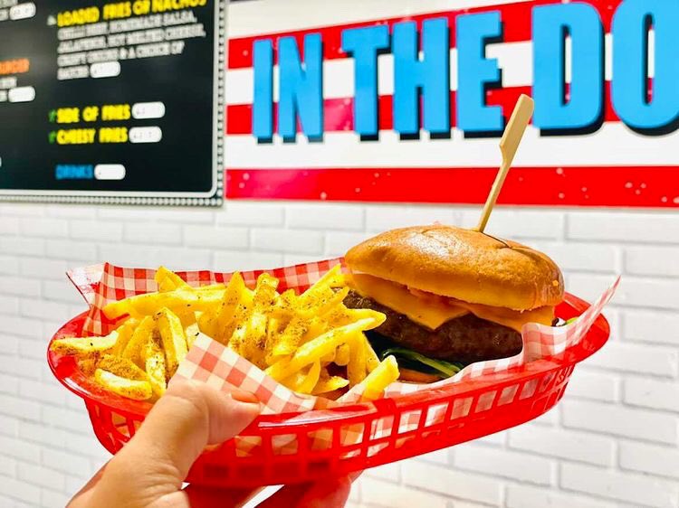 TheMarketUoM's tweet photo. It’s Friday, it’s sunny, it’s time to eat some yummy food 😋
Catch @_inthedoghaus at The Market every day for #TheFinestHotDogsOnThePlanet, Chicken Wings, Loaded Fries/Nachos & more 🌭
#VeganOptions #FriedChicken #Burgers #HotDogs #MealDeal #VeggieOptions #MCR #Lunch #UoM https://t.co/QqZotgdnbk