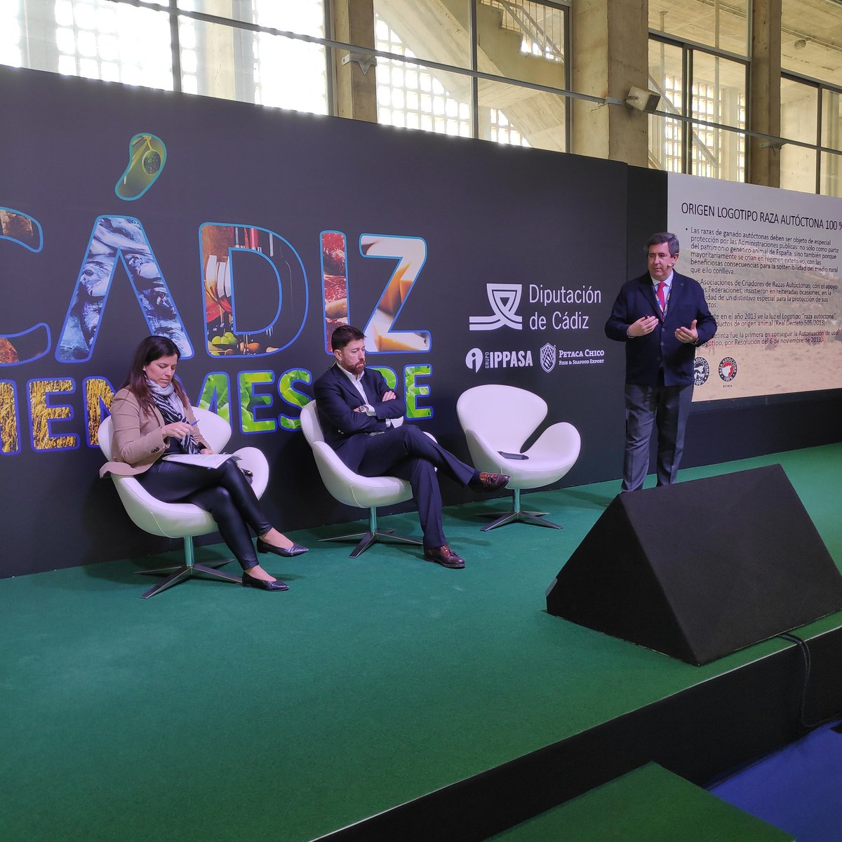 CadizBienMeSabe's tweet photo. En el auditorio de "Cádiz bien me sabe", Gregorio Moreno Fernández de Córdova, Ana Jodral Grande y Roberto M. Aparicio Rodríguez hablan de la calidad de la carne de #retinto, de la estrategia de comercialización y las características de su logotipo.
#CBMS2022
#cadizbienmesabe https://t.co/pcXJucrrRX