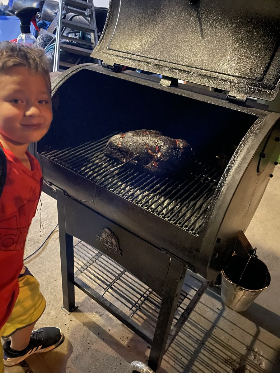 JHugo13's tweet photo. 0645 update.  Been on since around 2100 set at 225° and sitting at 187° just a few more hours and we let this baby rest a while. @PitBossGrills #PelletSmokin #SmokinSzn #SmokeSesh #SmokeGoodEatGood https://t.co/eQfhU4C5Hj