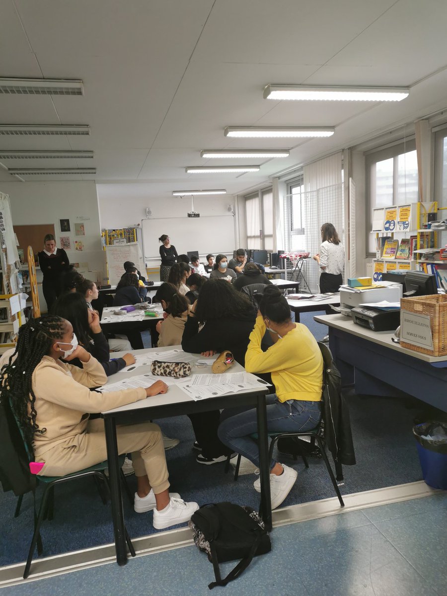 #EAC #EMI Ce matin étape 3 du projet Décryptons le vrai du faux avec les 3ème du collège Bellefontaine, co-construit  <a href="/QuaiDesSavoirs/">Quai Des Savoirs</a> <a href="/DAACToulouse/">DAAC Toulouse</a>
Les 3ème assistent à 1 conf de rédaction pour choisir leur sujet avec l'aide d'Agnès Barber journaliste des Ateliers de l'info ✍️✍️
