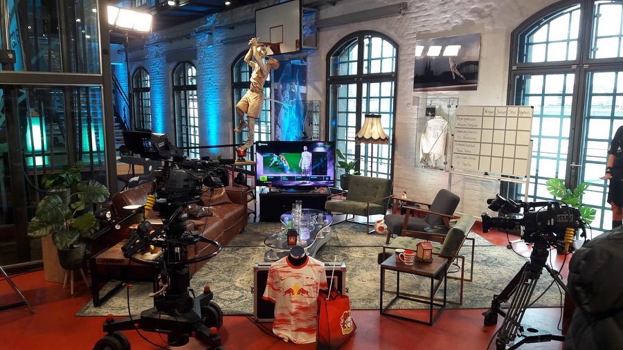 Gestern wurde unser Museum zum TV-Studio. Wir waren Gastgeber für die Berichterstattung der Europa-League bei RTL+ „Matchday“. Ein toller Abend mit interessanten Gästen.
#museenköln #inköllezehus #sportmuseum #rtlplus #matchday #europaleague