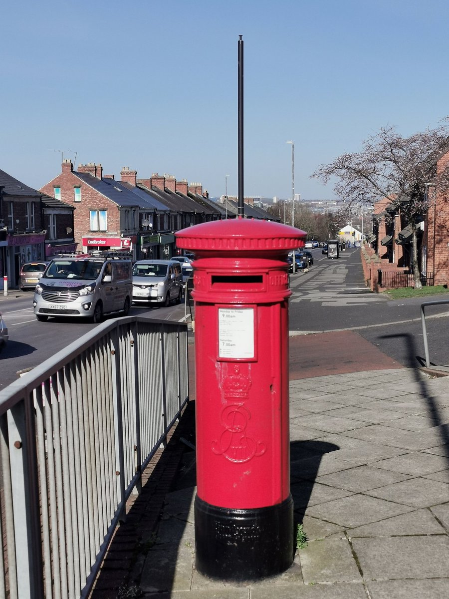 King Edward VII Pillar Box on Old Durham Road, Deckham, Gateshead. Amazed the PO hasn't extracted this given its resale value!

#LittleRedBoxes #EdwardVII #RoyalMail