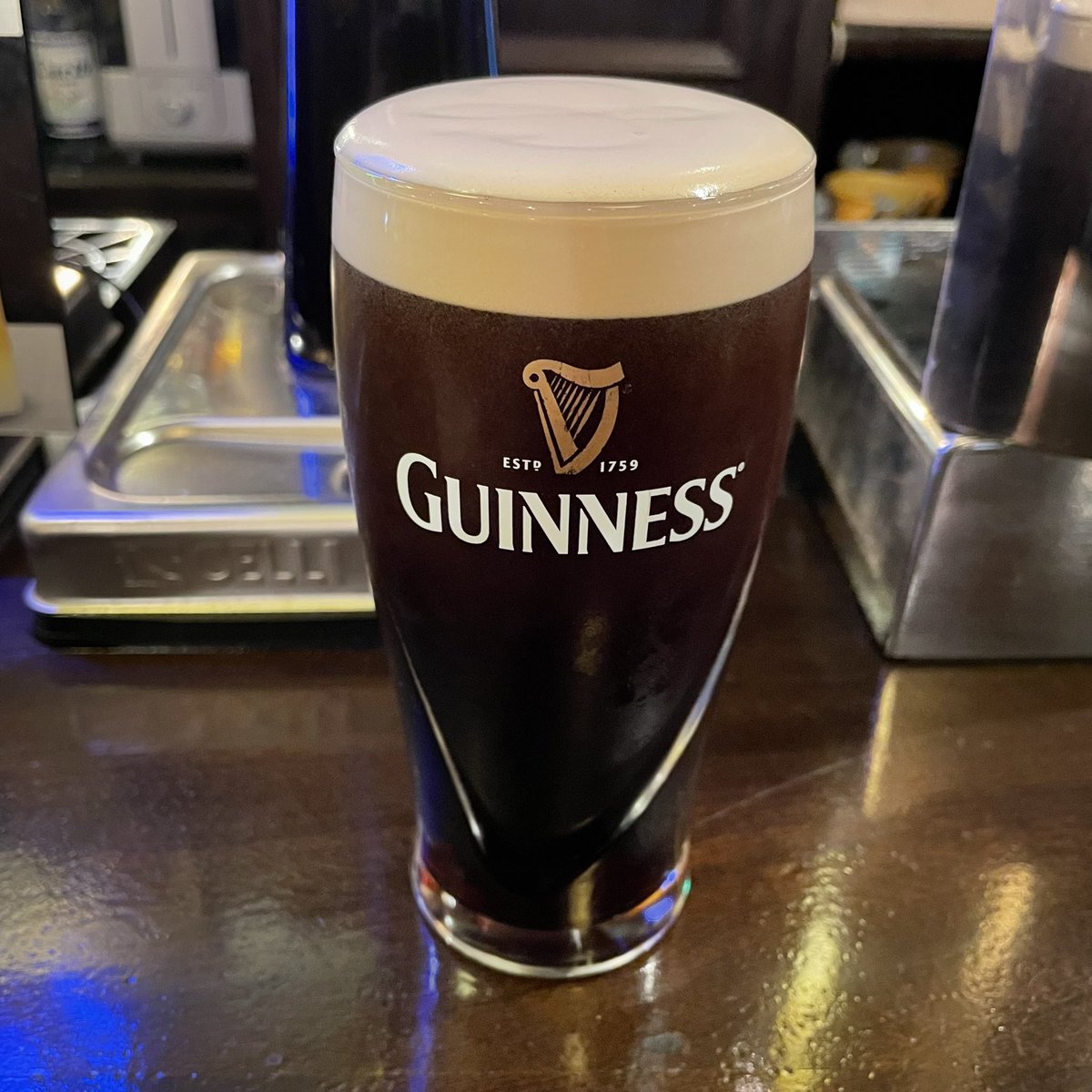 echi's tweet photo. I’ve gotten a pint of Guinness. Great. https://t.co/9qzVhfjSpX