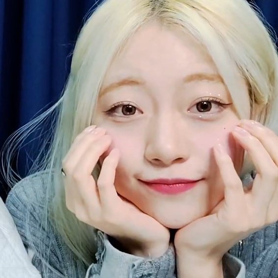 lqcignature's tweet photo. wishing jeewon a speedy recovery <3

#jeewon #지원 #cignature #시그니처 https://t.co/s0CBnaU7wg