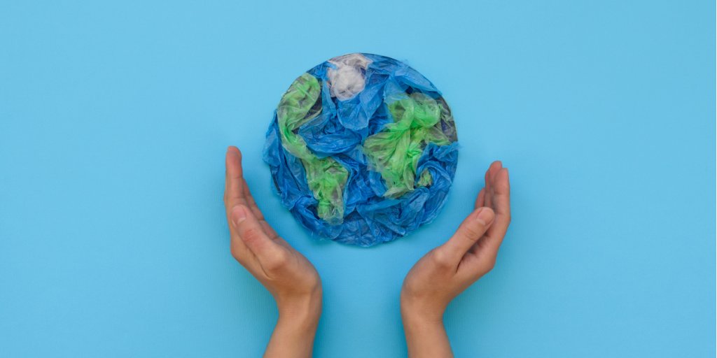 Evonik's tweet photo. Closing the circle ♻️ – at #Evonik, we work every day on innovative solutions to close energy and material cycles. Thus, we conserve resources, reduce waste, and cut #emissions. More information about our aspirations in our innovation magazine #ELEMENTS: https://t.co/YY1SvQMdtP https://t.co/nQFBv8E3kX