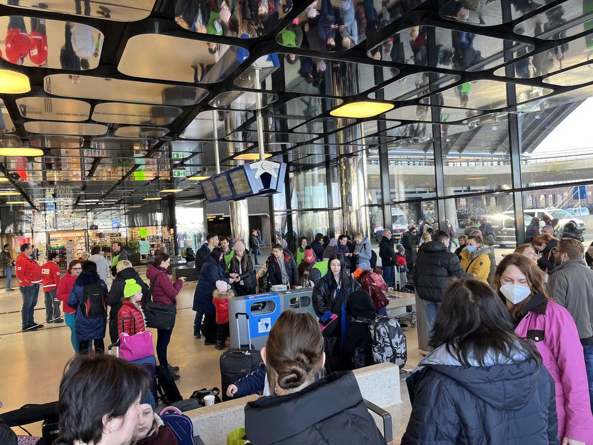 SilviaBrens's tweet photo. Op #AmsterdamCS komen met elke trein uit Duitsland nieuwe #Oekraïense vluchtelingen aan. Er is hier eten en drinken. En vanuit hier kunnen mensen met bussen door naar de #Rai. Vanuit daar worden mensen naar opvangplaatsen gebracht. https://t.co/DAwc1phZJU