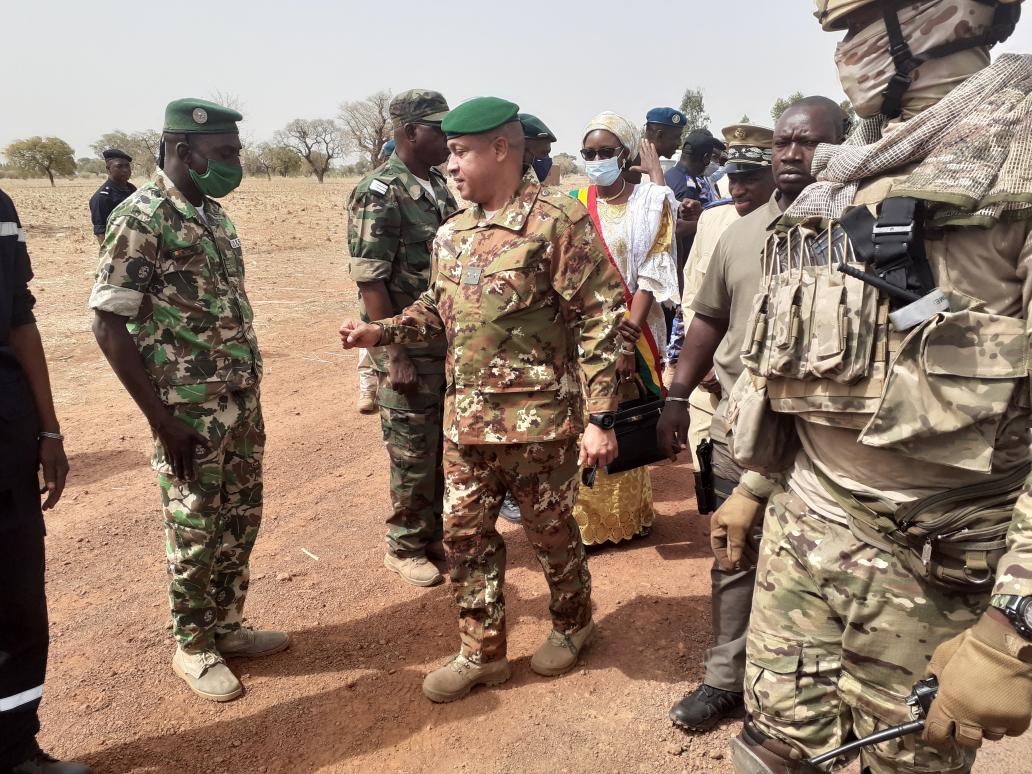 Le Ministre de la Sécurité et de la Protection Civile, le Général de Brigade Daoud Aly Mohammedine poursuit sa visite de prise de contact avec les forces de sécurité .Après la Region de Segou, le Ministre et sa délégation ont entamé ce matin l'étape de la Région de San