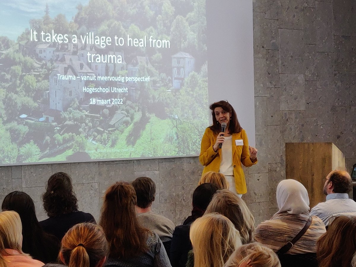 Vandaag vindt #conferentieTrauma - vanuit meervoudig perspectief plaats. @CoppensLeony verzorgde de opening 'It takes a village to heal from trauma'. Het programma bestaat uit inspirerende lezingen, workshops en netwerkmogelijkheden. #hierkomtallessamen hu.nl/trauma---vanui…