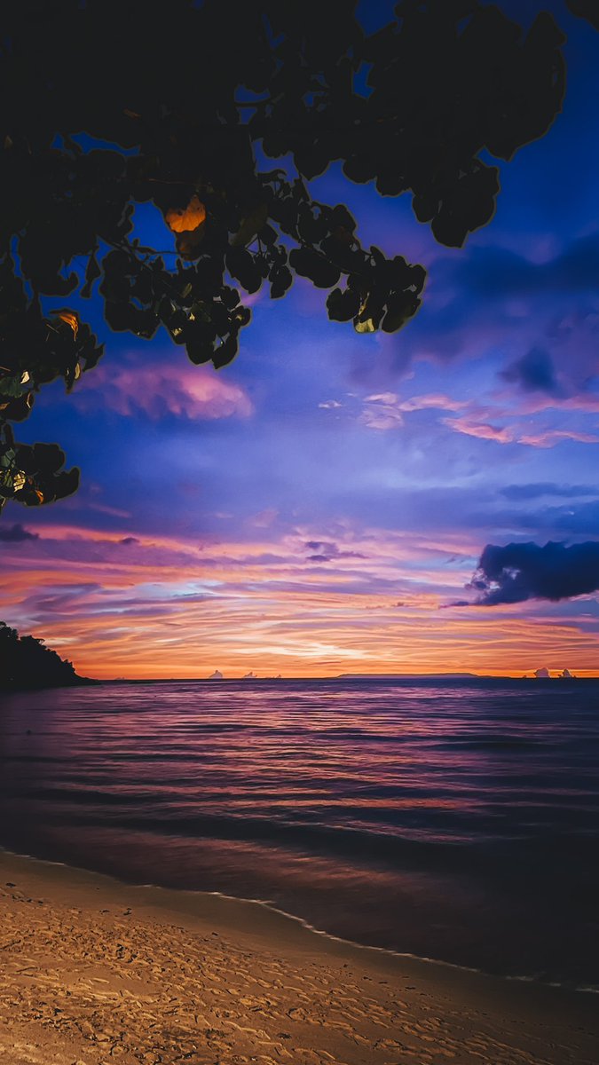wiranagara's tweet photo. Bagaimana senja di hadapanmu? Berpijarkah sempurna atau tenggelam tanpa menyapa? https://t.co/nlSetNAkDN