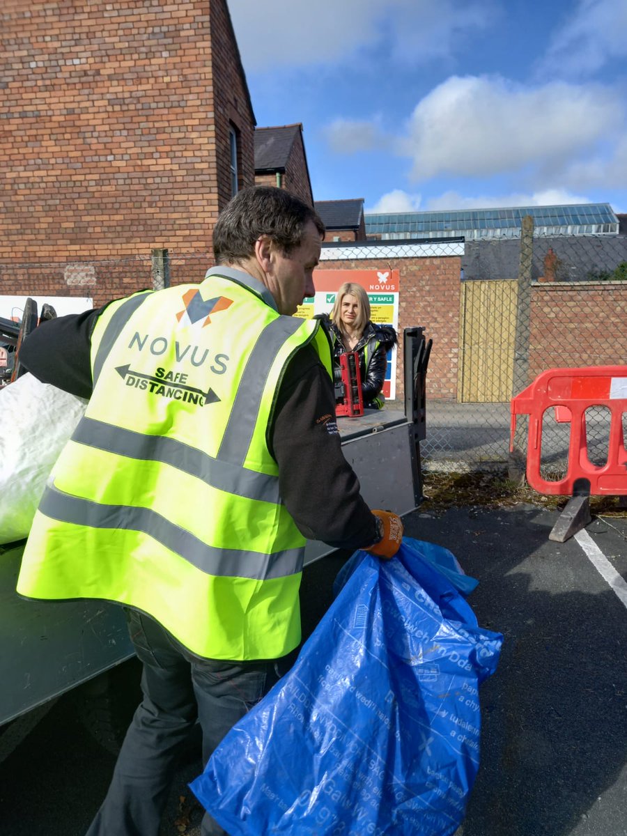 _NovusSolutions's tweet photo. Our Wrexham team have been busy on this sunny Friday morning, helping residents #recycle and dispose of any unwanted items for @wrexhamcbc Environmental Action Day!

#GlobalRecyclingDay #GlobalRecyclingDay2022 #Sustainability #savetheplanet #environment https://t.co/19mWfWfgyB
