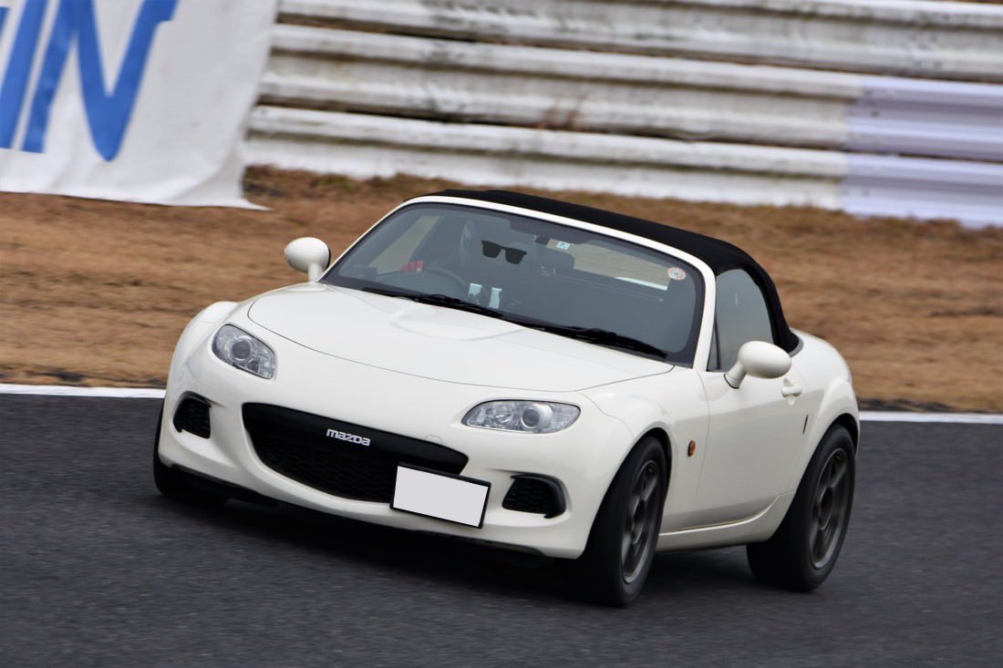 502oumc's tweet photo. 【部員紹介】
③OGさん
車両感覚に優れている方で、どんな車もすぐに乗りこなしてしまうOUMCのエースドライバーです‼️
愛車はNCロードスター！街乗りでもサーキットでも人馬一体で走る楽しさは、2シーターの欠点を補って余りありますね😲

#春から岡山大学　#春から岡大　#岡山大学　#自動車部　#OUMC https://t.co/P5iOLsFVtM