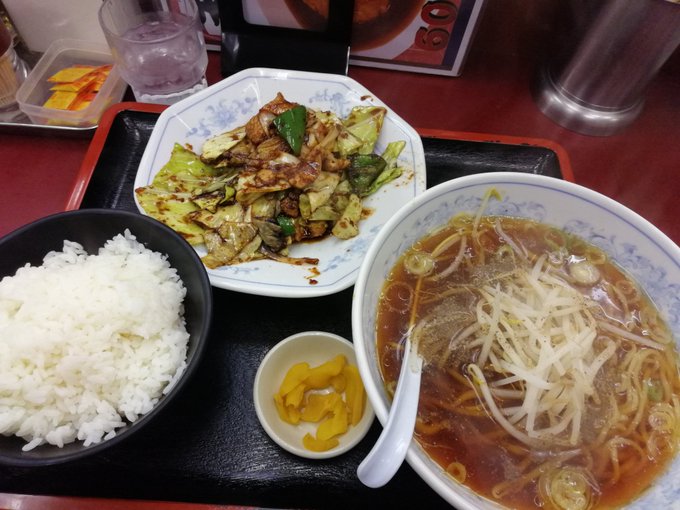 帝都帰郷第1段の飯は福しんの回鍋肉定食お供ラーメン付き。雨はどしゃ降りだわ寒いわで最短距離の店に入りましたよ。 