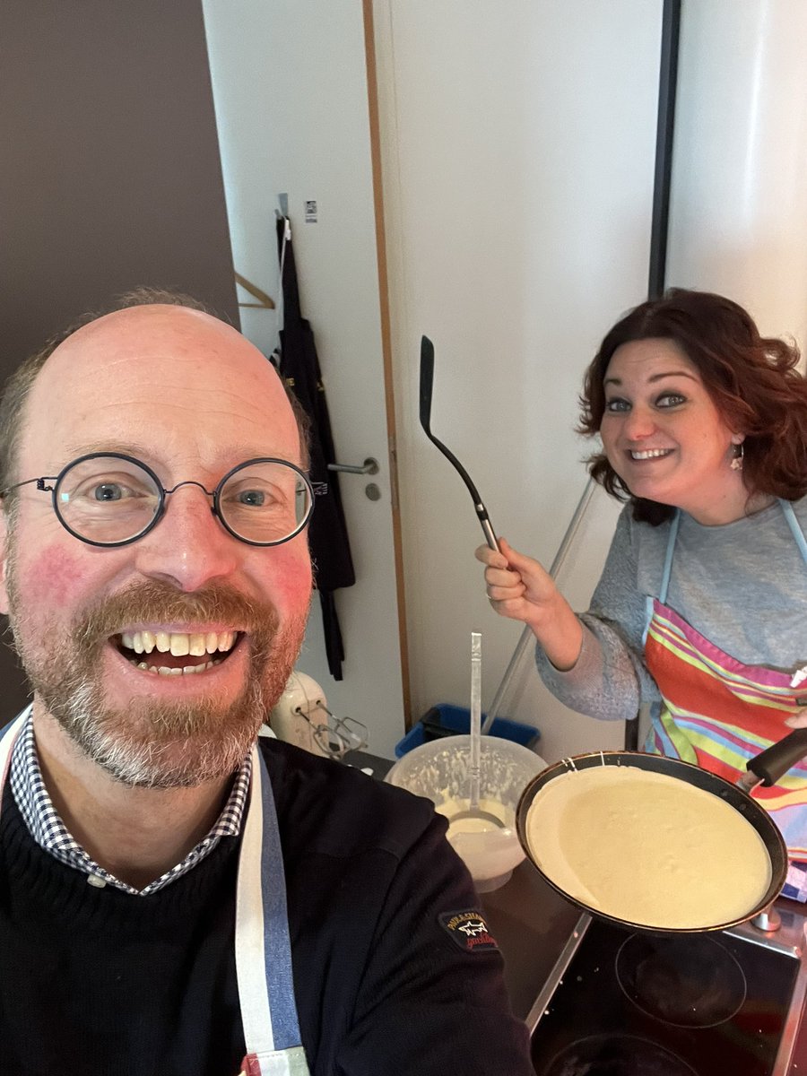 Ernst_Steffen's tweet photo. Druk in de keuken met @Myrna76. Voorbereidingen voor de pannenkoeken lunch met collega’s @e_office_com. #PancakeSquad #PancakeFriday https://t.co/ijJDUsr4px