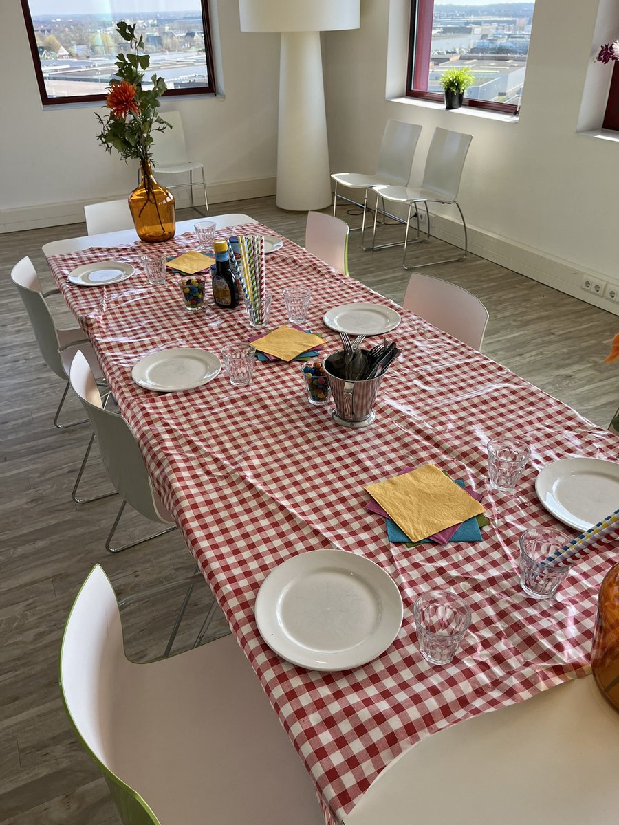 Ernst_Steffen's tweet photo. Druk in de keuken met @Myrna76. Voorbereidingen voor de pannenkoeken lunch met collega’s @e_office_com. #PancakeSquad #PancakeFriday https://t.co/ijJDUsr4px