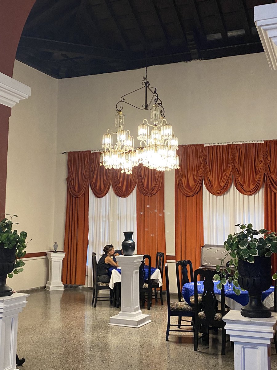 Intercambio de trabajo entre la Ministra del Comercio Interior <a href="/BetsyDazVelzqu2/">Betsy Díaz Velázquez</a> y otros funcionarios del organismo, con trabajadores del Restaurante #LaVolanta en #Camagüey. 

Para consultas de precios y ofertas en la carta 📖👉🏻 <a href="/GeciCamaguey/">GECI Camagüey</a> #ComercioCuba #CubaVive